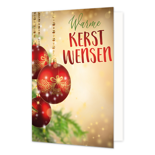 Op deze wenskaart hangen drie glanzende rode kerstballen aan gouden kralensnoeren voor een sfeervolle, goudkleurige achtergrond met zachte lichtvlekken en een vage groene dennentak onderin. De grootste kerstbal op de voorgrond is versierd met een goudkleurig patroon van een kerstklok en een strik. Rechtsboven staat de tekst "Warme" in een sierlijk groen handschrift, gevolgd door "KERST WENSEN" in grote rode blokletters.