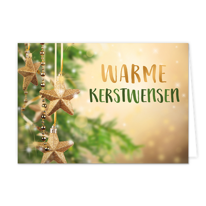 Warme kerstwensen - 8 stuks - Formaat: Standaard - Vorm: Liggend - Kerstkaart - Op deze wenskaart hangen drie gouden glinsterende sterren aan verticale linten en een kralensnoer voor een vervaagde groene kerstboom. De rechterzijde van de kaart heeft een warme goudkleurige achtergrond met zachte lichtvlekken en kleine fonkelende sterretjes. Centraal aan de rechterkant staat de tekst "WARME" in gouden handgeschreven letters boven het woord "KERSTWENSEN" dat in donkergroene blokletters is geschreven. - Snelwe