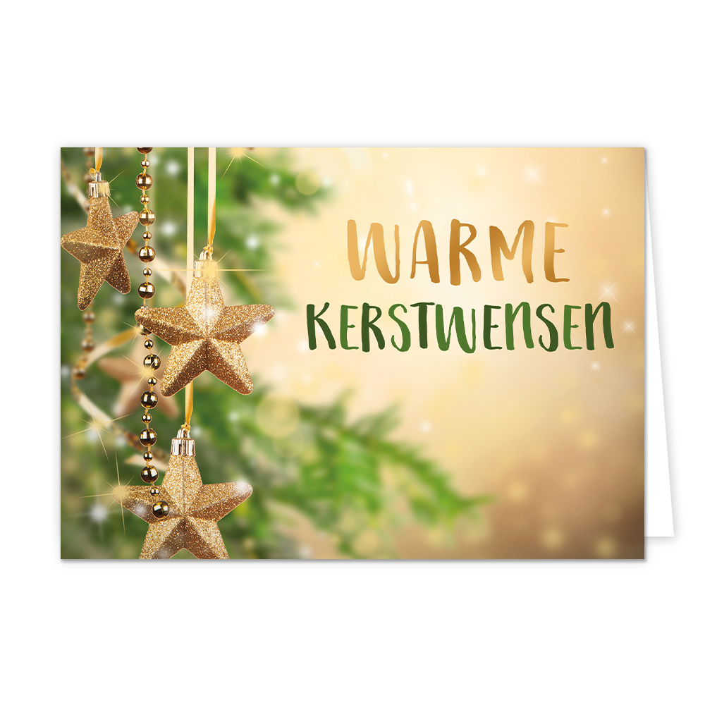 Op deze wenskaart hangen drie gouden glinsterende sterren aan verticale linten en een kralensnoer voor een vervaagde groene kerstboom. De rechterzijde van de kaart heeft een warme goudkleurige achtergrond met zachte lichtvlekken en kleine fonkelende sterretjes. Centraal aan de rechterkant staat de tekst "WARME" in gouden handgeschreven letters boven het woord "KERSTWENSEN" dat in donkergroene blokletters is geschreven.