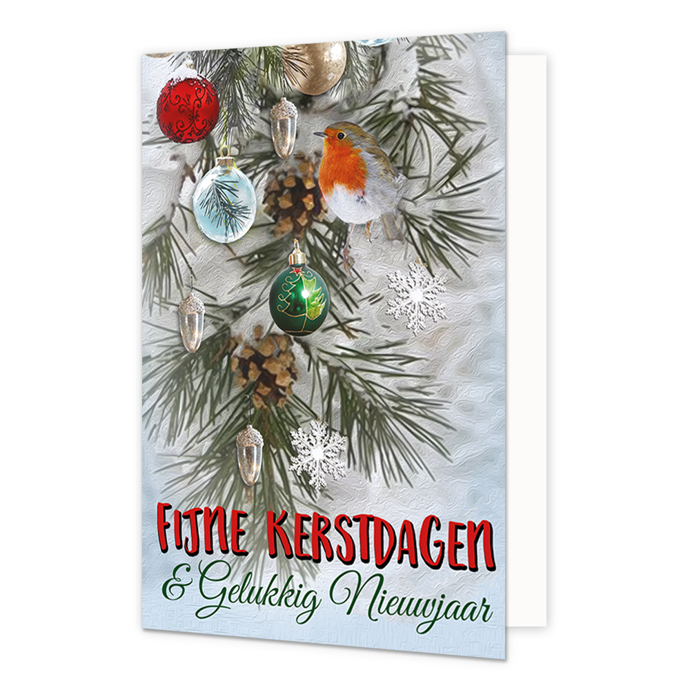 Fijne kerstdagen & gelukkig nieuwjaar - 8 stuks - Formaat: Normaal - Vorm: Staand - Kerstkaart - Op deze wenskaart staat een roodborstje op een besneeuwde dennentak die versierd is met diverse kerstballen, dennenappels en zilveren eikeltjes. De achtergrond heeft een lichte, winterse textuur waarin ook enkele witte sneeuwvlokken verwerkt zijn. Onderaan de kaart staat de tekst "FIJNE KERSTDAGEN" in rode blokletters met een zwarte omlijning. Daaronder staat in een groen sierlettertype de tekst "& Gelukkig Nie