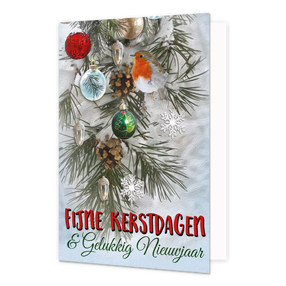Fijne kerstdagen & gelukkig nieuwjaar - 8 stuks - Formaat: Standaard - Vorm: Staand - Kerstkaart - Op deze wenskaart staat een roodborstje op een besneeuwde dennentak die versierd is met diverse kerstballen, dennenappels en zilveren eikeltjes. De achtergrond heeft een lichte, winterse textuur waarin ook enkele witte sneeuwvlokken verwerkt zijn. Onderaan de kaart staat de tekst "FIJNE KERSTDAGEN" in rode blokletters met een zwarte omlijning. Daaronder staat in een groen sierlettertype de tekst "& Gelukkig N