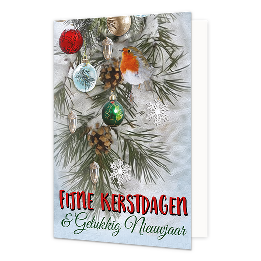  Op deze wenskaart staat een roodborstje op een besneeuwde dennentak die versierd is met diverse kerstballen, dennenappels en zilveren eikeltjes. De achtergrond heeft een lichte, winterse textuur waarin ook enkele witte sneeuwvlokken verwerkt zijn. Onderaan de kaart staat de tekst "FIJNE KERSTDAGEN" in rode blokletters met een zwarte omlijning. Daaronder staat in een groen sierlettertype de tekst "&amp; Gelukkig Nieuwjaar" geschreven. 