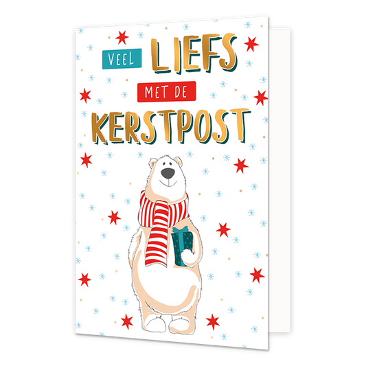 Op deze wenskaart staat een witte ijsbeer met een rood-wit gestreepte sjaal die een klein groen cadeautje vasthoudt. De achtergrond is wit en versierd met een patroon van rode sterren, blauwe sneeuwvlokken en kleine gouden stipjes. Bovenaan staat de tekst "Veel Liefs met de Kerstpost", waarbij de woorden "Veel" en "Met de" in gekleurde balkjes staan en "Liefs" en "Kerstpost" in grote gouden letters.