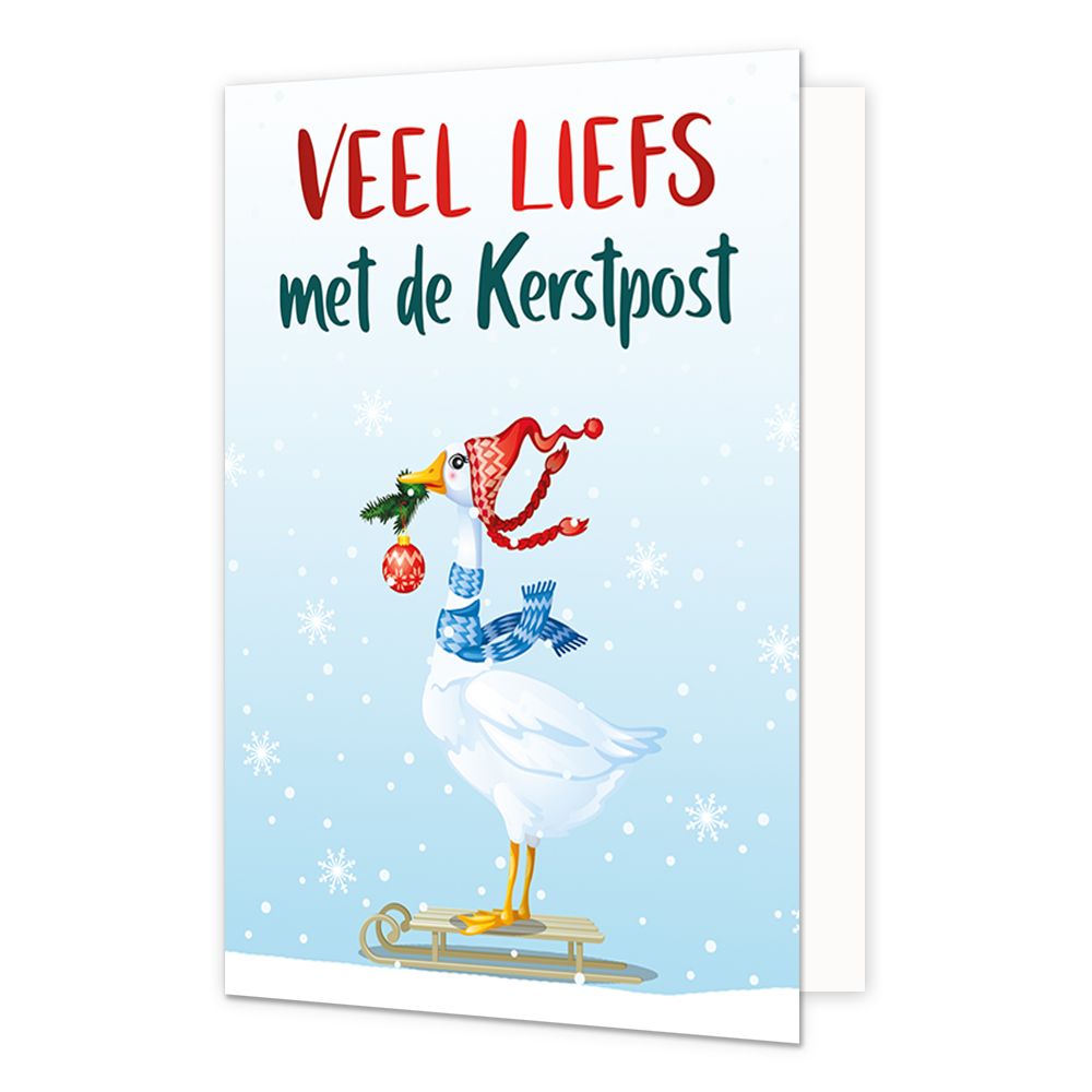 Op de wenskaart staat een witte gans op een houten slee tegen een lichtblauwe achtergrond vol sneeuwvlokken. De gans draagt een rood-wit gebreide muts met vlechtjes en een blauw-wit gestreepte sjaal, terwijl hij een dennentakje met een rode kerstbal in zijn snavel houdt. Bovenaan de kaart staat in rode hoofdletters "VEEL LIEFS" en daaronder in donkergroene letters "met de Kerstpost".