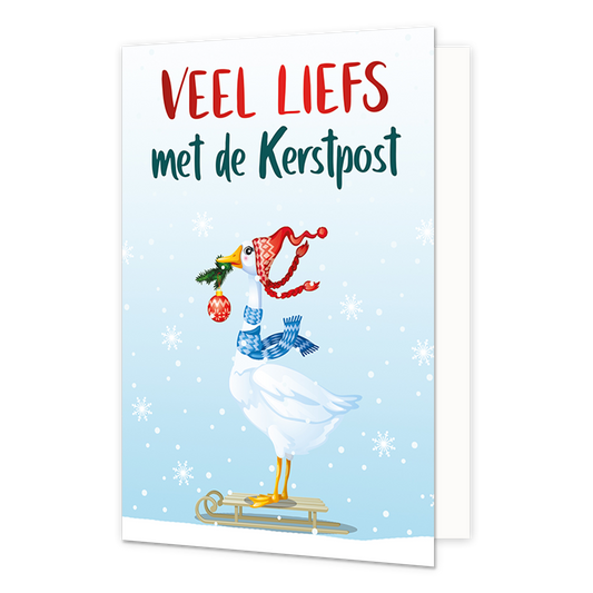 Op de wenskaart staat een witte gans op een houten slee tegen een lichtblauwe achtergrond vol sneeuwvlokken. De gans draagt een rood-wit gebreide muts met vlechtjes en een blauw-wit gestreepte sjaal, terwijl hij een dennentakje met een rode kerstbal in zijn snavel houdt. Bovenaan de kaart staat in rode hoofdletters "VEEL LIEFS" en daaronder in donkergroene letters "met de Kerstpost".