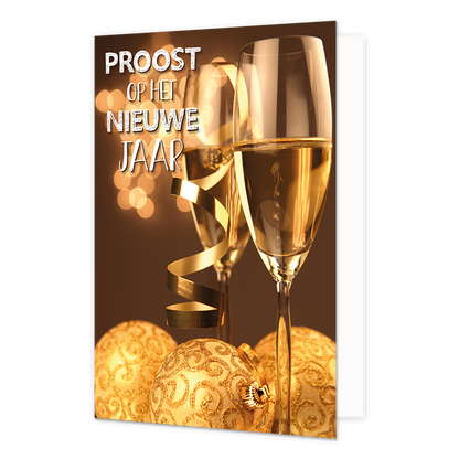 Proost op het nieuwe jaar - 8 stuks - Formaat: Standaard - Vorm: Staand - Kerstkaart - Op de wenskaart image_00205d.jpg staan twee gevulde champagneglazen centraal voor een warme bruine achtergrond met een bokeh-effect van lichtvlekken. Onderaan de glazen liggen drie goudkleurige kerstballen die versierd zijn met glitterachtige krulpatronen. Een glanzende gouden slinger krult verticaal tussen de twee glazen door. Aan de linkerkant staat de tekst "PROOST OP HET NIEUWE JAAR" in witte letters - Snelwenskaart