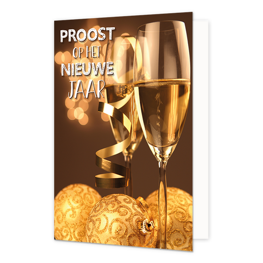 Op de wenskaart image_00205d.jpg staan twee gevulde champagneglazen centraal voor een warme bruine achtergrond met een bokeh-effect van lichtvlekken. Onderaan de glazen liggen drie goudkleurige kerstballen die versierd zijn met glitterachtige krulpatronen. Een glanzende gouden slinger krult verticaal tussen de twee glazen door. Aan de linkerkant staat de tekst "PROOST OP HET NIEUWE JAAR" in witte letters