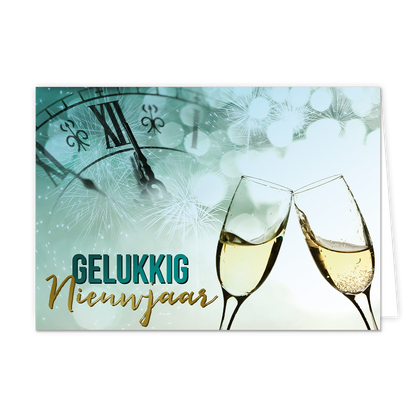 Gelukkig nieuwjaar - 8 stuks - Formaat: Standaard - Vorm: Liggend - Kerstkaart - Op deze wenskaart staat een feestelijk ontwerp dat de jaarwisseling viert.&nbsp;Aan de rechterkant proosten twee elegante glazen champagne met elkaar tegen een sfeervolle blauwgroene achtergrond met vuurwerk en lichteffecten. Links bovenin is een deel van een klassieke klok zichtbaar waarvan de wijzers bijna middernacht aangeven. Onderaan de kaart staat de tekst gelukkig nieuwjaar in een combinatie van strakke blokletters en e