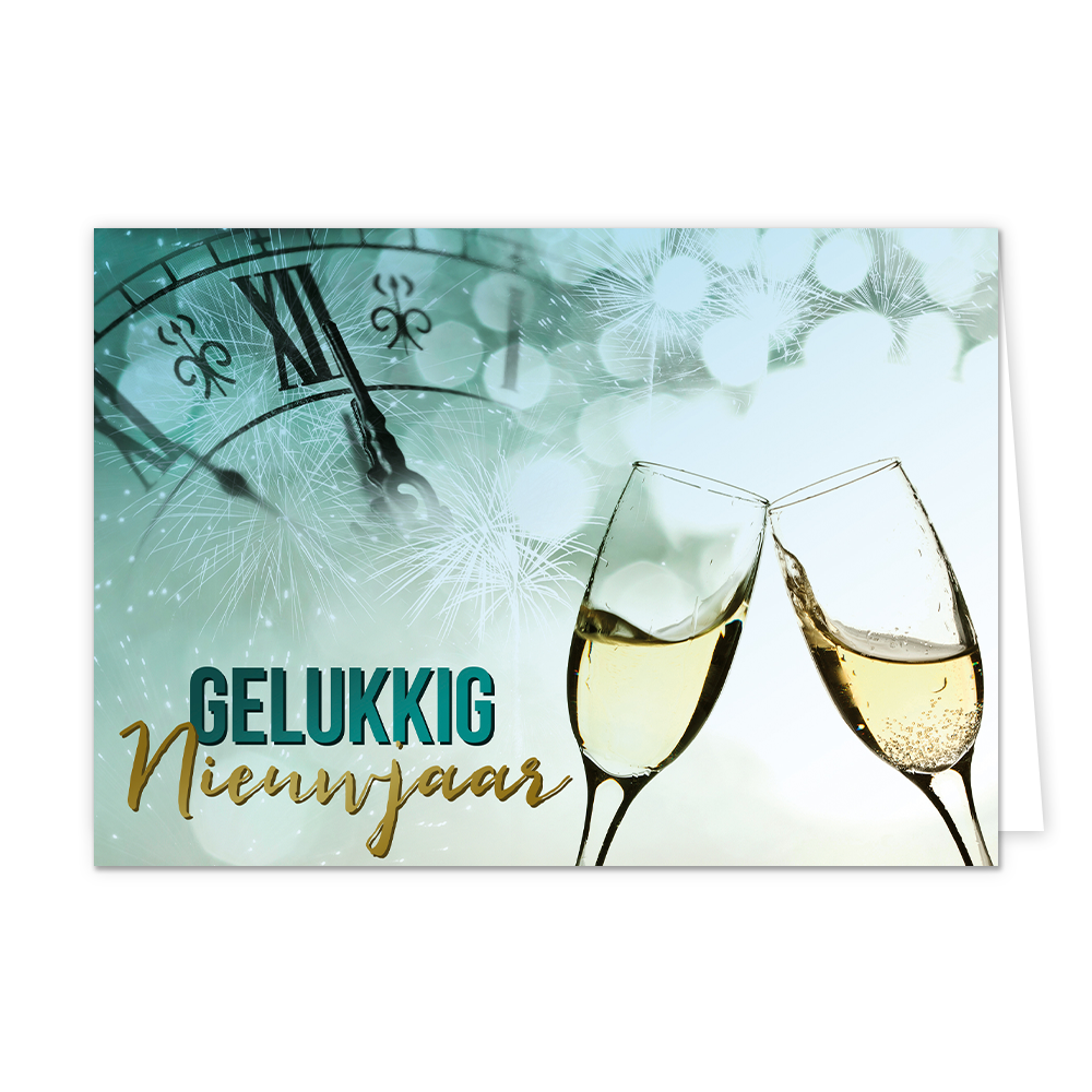  Op deze wenskaart staat een feestelijk ontwerp dat de jaarwisseling viert.&nbsp;Aan de rechterkant proosten twee elegante glazen champagne met elkaar tegen een sfeervolle blauwgroene achtergrond met vuurwerk en lichteffecten. Links bovenin is een deel van een klassieke klok zichtbaar waarvan de wijzers bijna middernacht aangeven. Onderaan de kaart staat de tekst gelukkig nieuwjaar in een combinatie van strakke blokletters en een sierlijk goudkleurig handschrift. 