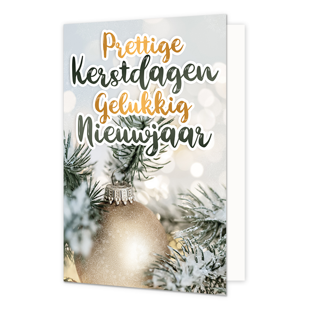 Op deze wenskaart staat een sfeervolle kerstafbeelding met een winters thema. Onderin is een close-up te zien van een matte, goudkleurige kerstbal die tussen besneeuwde dennentakken hangt. De achtergrond is vervaagd met zachte, witte lichtvlekken (bokeh-effect), wat voor een warme uitstraling zorgt. Bovenaan de kaart staat de tekst "Prettige Kerstdagen Gelukkig Nieuwjaar" in een sierlijk handgeschreven lettertype. De woorden "Prettige" en "Gelukkig" zijn in een goudkleurig verloop uitgevoerd, terwijl "Kerst