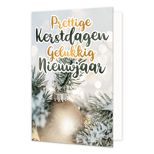 Op deze wenskaart staat een sfeervolle kerstafbeelding met een winters thema. Onderin is een close-up te zien van een matte, goudkleurige kerstbal die tussen besneeuwde dennentakken hangt. De achtergrond is vervaagd met zachte, witte lichtvlekken (bokeh-effect), wat voor een warme uitstraling zorgt. Bovenaan de kaart staat de tekst "Prettige Kerstdagen Gelukkig Nieuwjaar" in een sierlijk handgeschreven lettertype. De woorden "Prettige" en "Gelukkig" zijn in een goudkleurig verloop uitgevoerd, terwijl "Kerst