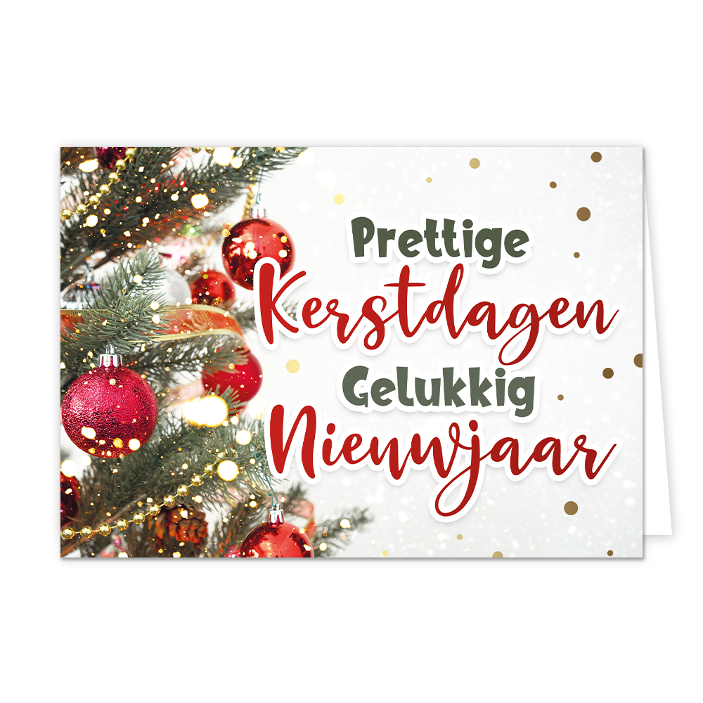 Prettige kerstdagen gelukkig nieuwjaar - 8 stuks - Formaat: Normaal - Vorm: Liggend - Kerstkaart - Op deze wenskaart staat een sfeervolle kerstafbeelding. Aan de linkerzijde is een close-up te zien van een versierde kerstboom met groene takken, rode kerstballen, gouden kralenslingers en fonkelende lichtjes. De achtergrond aan de rechterkant is licht en winters met een subtiel effect van sneeuwvlokken en gouden confetti-stippen. Centraal over de afbeelding staat de tekst "Prettige Kerstdagen Gelukkig Nieuwj
