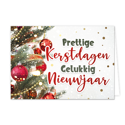 Prettige kerstdagen gelukkig nieuwjaar - 8 stuks - Formaat: Standaard - Vorm: Liggend - Kerstkaart - Op deze wenskaart staat een sfeervolle kerstafbeelding. Aan de linkerzijde is een close-up te zien van een versierde kerstboom met groene takken, rode kerstballen, gouden kralenslingers en fonkelende lichtjes. De achtergrond aan de rechterkant is licht en winters met een subtiel effect van sneeuwvlokken en gouden confetti-stippen. Centraal over de afbeelding staat de tekst "Prettige Kerstdagen Gelukkig Nieu