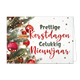 Prettige kerstdagen gelukkig nieuwjaar - 8 stuks - Formaat: Normaal - Vorm: Liggend - Kerstkaart - Op deze wenskaart staat een sfeervolle kerstafbeelding. Aan de linkerzijde is een close-up te zien van een versierde kerstboom met groene takken, rode kerstballen, gouden kralenslingers en fonkelende lichtjes. De achtergrond aan de rechterkant is licht en winters met een subtiel effect van sneeuwvlokken en gouden confetti-stippen. Centraal over de afbeelding staat de tekst "Prettige Kerstdagen Gelukkig Nieuwj