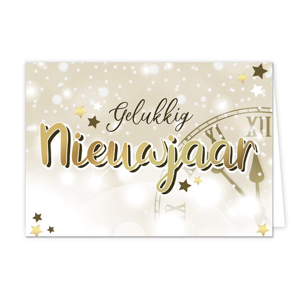 Gelukkig nieuwjaar - 8 stuks - Formaat: Normaal - Vorm: Liggend - Kerstkaart - Op deze wenskaart staat een feestelijk ontwerp met een goudkleurige en glinsterende uitstraling. De achtergrond is lichtbeige en gevuld met een sprankelend effect van witte lichtvlekken en kleine sterretjes. Op de achtergrond is subtiel de wijzerplaat van een klassieke klok zichtbaar, waarvan de wijzers bijna op twaalf uur staan. Centraal op de kaart staat de tekst "Gelukkig Nieuwjaar". Het woord "Gelukkig" is geschreven in een 
