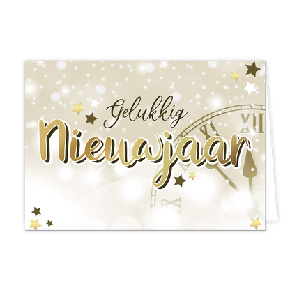 Gelukkig nieuwjaar - 8 stuks - Formaat: Standaard - Vorm: Liggend - Kerstkaart - Op deze wenskaart staat een feestelijk ontwerp met een goudkleurige en glinsterende uitstraling. De achtergrond is lichtbeige en gevuld met een sprankelend effect van witte lichtvlekken en kleine sterretjes. Op de achtergrond is subtiel de wijzerplaat van een klassieke klok zichtbaar, waarvan de wijzers bijna op twaalf uur staan. Centraal op de kaart staat de tekst "Gelukkig Nieuwjaar". Het woord "Gelukkig" is geschreven in ee