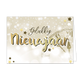Gelukkig nieuwjaar - 8 stuks - Formaat: Standaard - Vorm: Liggend - Kerstkaart - Op deze wenskaart staat een feestelijk ontwerp met een goudkleurige en glinsterende uitstraling. De achtergrond is lichtbeige en gevuld met een sprankelend effect van witte lichtvlekken en kleine sterretjes. Op de achtergrond is subtiel de wijzerplaat van een klassieke klok zichtbaar, waarvan de wijzers bijna op twaalf uur staan. Centraal op de kaart staat de tekst "Gelukkig Nieuwjaar". Het woord "Gelukkig" is geschreven in ee