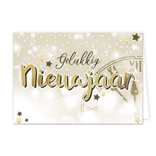 Op deze wenskaart staat een feestelijk ontwerp met een goudkleurige en glinsterende uitstraling. De achtergrond is lichtbeige en gevuld met een sprankelend effect van witte lichtvlekken en kleine sterretjes. Op de achtergrond is subtiel de wijzerplaat van een klassieke klok zichtbaar, waarvan de wijzers bijna op twaalf uur staan. Centraal op de kaart staat de tekst "Gelukkig Nieuwjaar". Het woord "Gelukkig" is geschreven in een elegant, zwart sierlettertype, terwijl "Nieuwjaar" daaronder in grote, goudkleur
