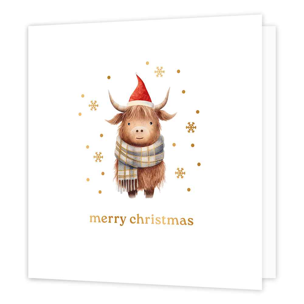 Merry christmas - Formaat: Normaal - Vorm: Vierkant - Kerstkaart - Op deze wenskaart staat een aandoenlijke illustratie van een Schotse hooglander, die helemaal klaar is voor de winter met een rode kerstmuts en een warm geruit sjaaltje. Het harige kalfje kijkt met een zachte blik vooruit en wordt omringd door vrolijke goudkleurige stipjes en sneeuwvlokjes tegen een helderwitte achtergrond. Onderaan de kaart staat in elegante gouden letters de wens "merry christmas". - Snelwenskaart