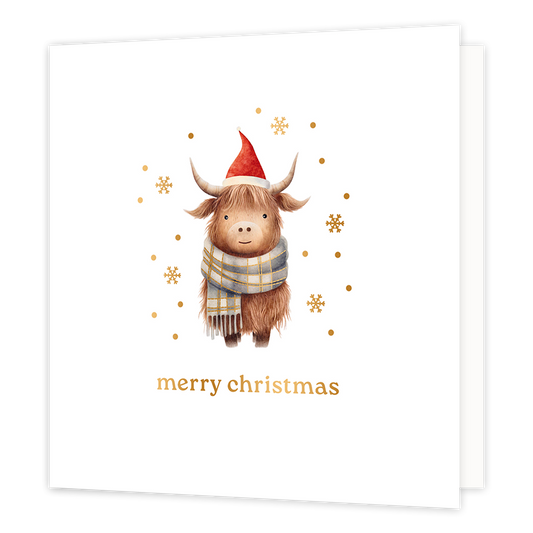 Op deze wenskaart staat een aandoenlijke illustratie van een Schotse hooglander, die helemaal klaar is voor de winter met een rode kerstmuts en een warm geruit sjaaltje. Het harige kalfje kijkt met een zachte blik vooruit en wordt omringd door vrolijke goudkleurige stipjes en sneeuwvlokjes tegen een helderwitte achtergrond. Onderaan de kaart staat in elegante gouden letters de wens "merry christmas".