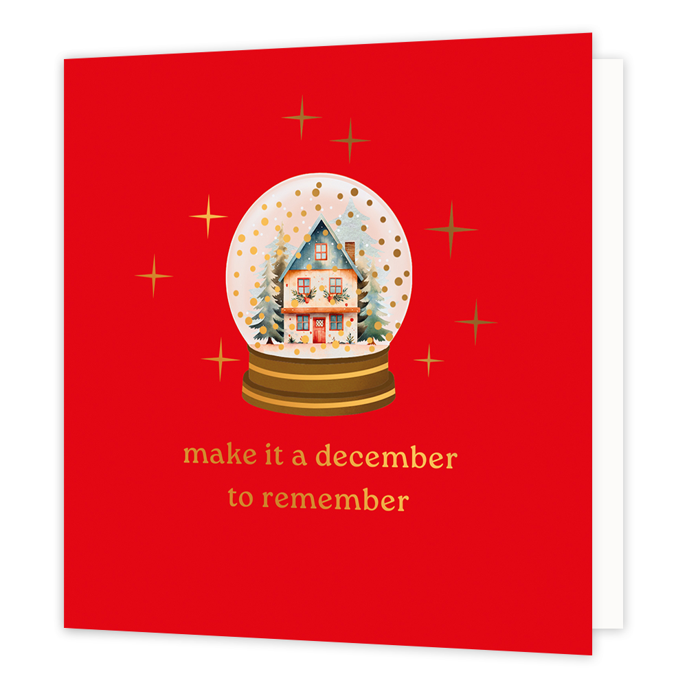 Make it a december to remember - Formaat: Normaal - Vorm: Vierkant - Kerstkaart - Op deze wenskaart staat een sfeervolle illustratie van een sneeuwbol met daarin een gezellig, besneeuwd huisje omringd door dennenbomen. In plaats van witte sneeuw dwarrelen er feestelijke goudkleurige stipjes rond in de bol. De sneeuwbol staat centraal tegen een helderrode achtergrond en wordt omringd door fonkelende gouden sterren. Onderaan de kaart staat in elegante gouden letters de inspirerende tekst "make it a december 
