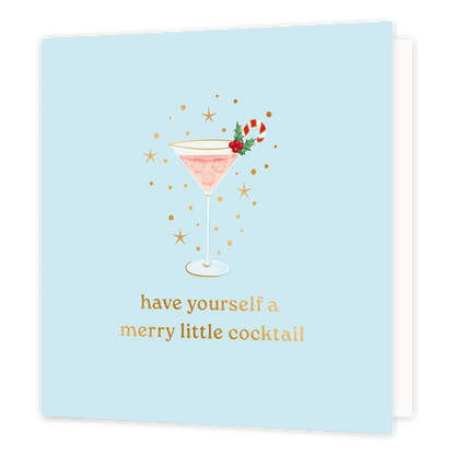 Have yourself a merry little cocktail - Formaat: Normaal - Vorm: Vierkant - Kerstkaart - Op deze wenskaart staat een feestelijke illustratie van een roze cocktail in een elegant glas, versierd met een rood-wit gestreepte zuurstok en een takje hulst met rode besjes. Het glas wordt omringd door fonkelende goudkleurige sterretjes en stipjes tegen een zachtblauwe achtergrond. Onderaan de kaart staat de speelse tekst "have yourself a merry little cocktail", geschreven in glanzende gouden letters. - Snelwenskaar