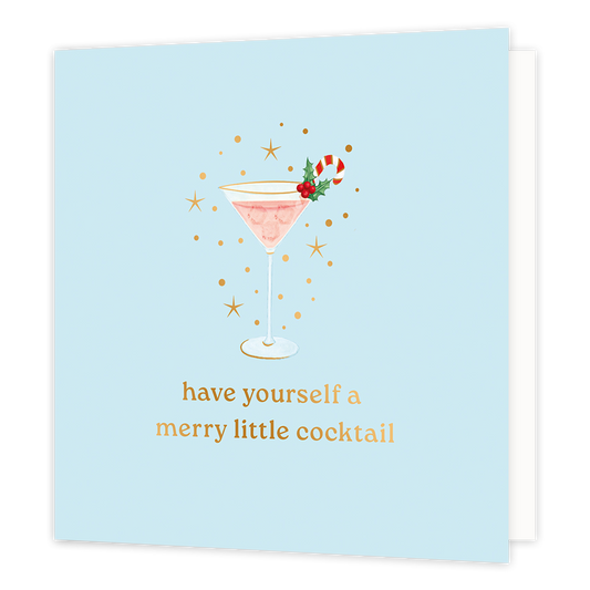 Have yourself a merry little cocktail - Formaat: Normaal - Vorm: Vierkant - Kerstkaart - Op deze wenskaart staat een feestelijke illustratie van een roze cocktail in een elegant glas, versierd met een rood-wit gestreepte zuurstok en een takje hulst met rode besjes. Het glas wordt omringd door fonkelende goudkleurige sterretjes en stipjes tegen een zachtblauwe achtergrond. Onderaan de kaart staat de speelse tekst "have yourself a merry little cocktail", geschreven in glanzende gouden letters. - Snelwenskaar