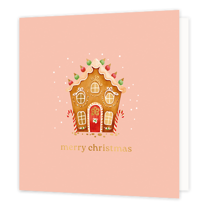 Merry christmas - Formaat: Normaal - Vorm: Vierkant - Kerstkaart - Op deze wenskaart staat een charmante illustratie van een peperkoekhuisje dat rijkelijk is versierd met 'glazuur', gekleurde snoepjes op het dak en twee rood-wit gestreepte zuurstokken bij de ingang. Het huisje wordt omringd door zachte witte sneeuwvlokjes tegen een warme, zalmroze achtergrond. Onderaan de kaart staat in elegante goudkleurige letters de wens "merry christmas". - Snelwenskaart