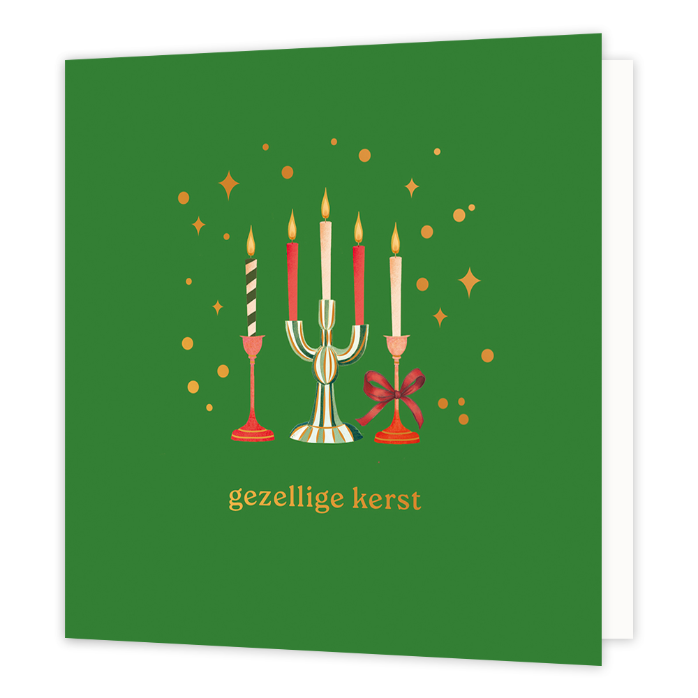 Gezellige kerst - Formaat: Normaal - Vorm: Vierkant - Kerstkaart - Op deze wenskaart staat een sfeervolle illustratie van verschillende kandelaars met brandende kaarsen tegen een diepgroene achtergrond. In het midden staat een grote, gestreepte kandelaar met drie kaarsen, geflankeerd door twee lossen kandelaars waarvan één is versierd met een sierlijke rode strik. De warme vlammetjes worden omringd door fonkelende goudkleurige sterretjes en stipjes. Onderaan de kaart staat in elegante goudkleurige letters 