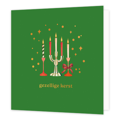 Gezellige kerst - Formaat: Normaal - Vorm: Vierkant - Kerstkaart - Op deze wenskaart staat een sfeervolle illustratie van verschillende kandelaars met brandende kaarsen tegen een diepgroene achtergrond. In het midden staat een grote, gestreepte kandelaar met drie kaarsen, geflankeerd door twee lossen kandelaars waarvan één is versierd met een sierlijke rode strik. De warme vlammetjes worden omringd door fonkelende goudkleurige sterretjes en stipjes. Onderaan de kaart staat in elegante goudkleurige letters 