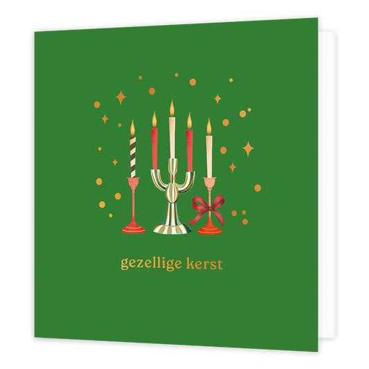 Gezellige kerst - Formaat: Normaal - Vorm: Vierkant - Kerstkaart - Op deze wenskaart staat een sfeervolle illustratie van verschillende kandelaars met brandende kaarsen tegen een diepgroene achtergrond. In het midden staat een grote, gestreepte kandelaar met drie kaarsen, geflankeerd door twee lossen kandelaars waarvan één is versierd met een sierlijke rode strik. De warme vlammetjes worden omringd door fonkelende goudkleurige sterretjes en stipjes. Onderaan de kaart staat in elegante goudkleurige letters 