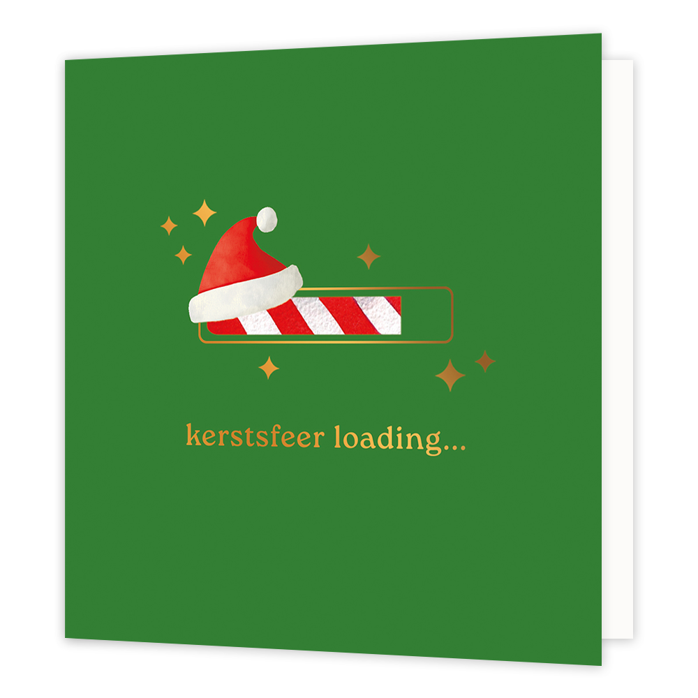 Kerstsfeer loading... - Formaat: Normaal - Vorm: Vierkant - Kerstkaart - Op deze wenskaart staat een speelse illustratie van een 'laadbalk' die bijna vol is met een rood-wit gestreept patroon, vergelijkbaar met een zuurstok. Een rode kerstmuts rust op de balk, die omringd wordt door fonkelende goudkleurige sterretjes tegen een kerstgroene achtergrond. Onderaan de kaart staat in goudkleurige letters de tekst "kerstsfeer loading...". - Snelwenskaart