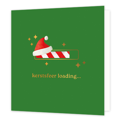 Kerstsfeer loading... - Formaat: Normaal - Vorm: Vierkant - Kerstkaart - Op deze wenskaart staat een speelse illustratie van een 'laadbalk' die bijna vol is met een rood-wit gestreept patroon, vergelijkbaar met een zuurstok. Een rode kerstmuts rust op de balk, die omringd wordt door fonkelende goudkleurige sterretjes tegen een kerstgroene achtergrond. Onderaan de kaart staat in goudkleurige letters de tekst "kerstsfeer loading...". - Snelwenskaart