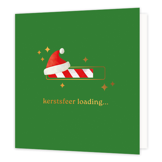 Kerstsfeer loading... - Formaat: Normaal - Vorm: Vierkant - Kerstkaart - Op deze wenskaart staat een speelse illustratie van een 'laadbalk' die bijna vol is met een rood-wit gestreept patroon, vergelijkbaar met een zuurstok. Een rode kerstmuts rust op de balk, die omringd wordt door fonkelende goudkleurige sterretjes tegen een kerstgroene achtergrond. Onderaan de kaart staat in goudkleurige letters de tekst "kerstsfeer loading...". - Snelwenskaart