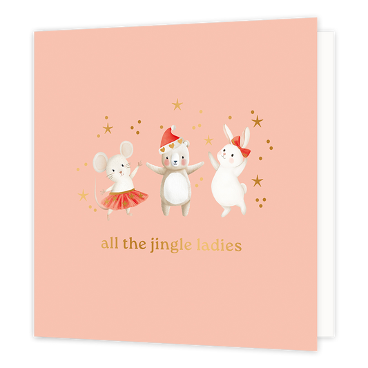 Op deze wenskaart staat een aandoenlijke illustratie van drie dansende dierenvriendjes: een muisje in een rode tutu, een beertje met een kerstmuts en een konijntje met een rode strik. De figuurtjes worden omringd door fonkelende goudkleurige sterretjes en stipjes tegen een zachte, zalmroze achtergrond. Onderaan de kaart staat in elegante gouden letters de tekst "all the jingle ladies".