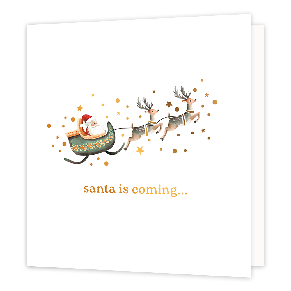 Santa is coming... - Formaat: Normaal - Vorm: Vierkant - Kerstkaart - Op deze wenskaart staat een sfeervolle illustratie van de kerstman in zijn slee, die door twee rendieren door de lucht wordt getrokken. De donkergroene slee is versierd met gouden patronen en de gehele stoet wordt omringd door een spoor van fonkelende goudkleurige sterretjes en stipjes tegen een heldere witte achtergrond. Onderaan de kaart staat in elegante gouden letters de tekst "santa is coming...". - Snelwenskaart