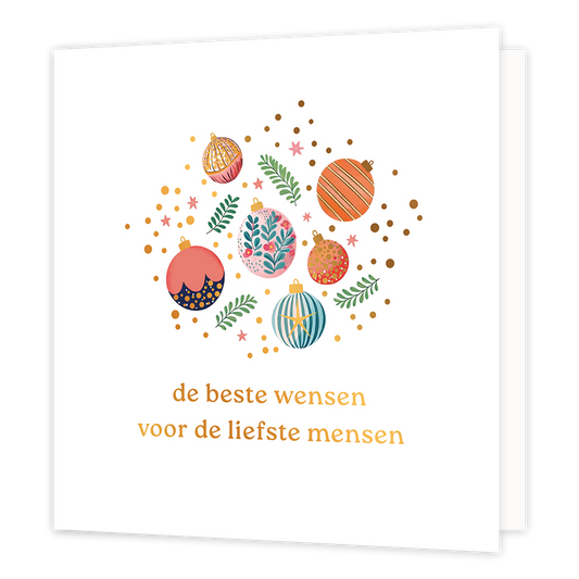 Op deze wenskaart staat een verzameling van diverse, kleurrijke kerstballen in verschillende patronen en formaten tegen een witte achtergrond. De kerstballen zijn versierd met bloemmotieven, strepen, stippen en een gouden ster, en worden omringd door groene kersttakjes en goudkleurige stipjes en sterretjes. Onderaan de kaart staat in sierlijke gouden letters de tekst "de beste wensen voor de liefste mensen".