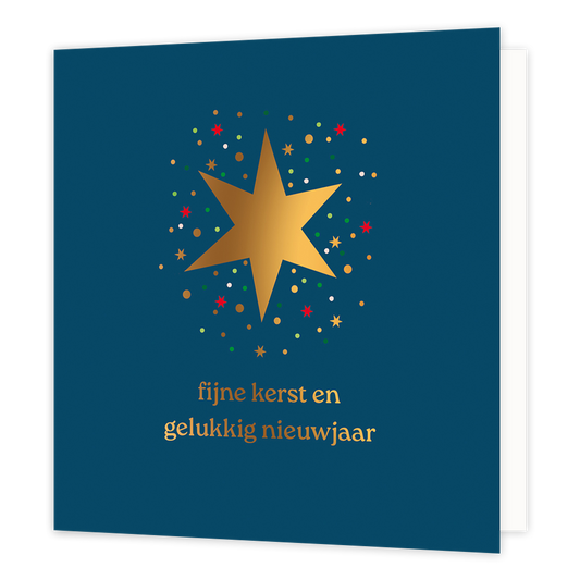 Op deze wenskaart staat een grote, goudkleurige zessterrige ster centraal tegen een diepblauwe achtergrond. De ster wordt omringd door een feestelijke explosie van kleinere gekleurde sterretjes en stipjes in rood, groen en goud, wat doet denken aan fonkelende kerstverlichting of vuurwerk. Onderaan de kaart staat in elegante gouden letters de wens "fijne kerst en gelukkig nieuwjaar".