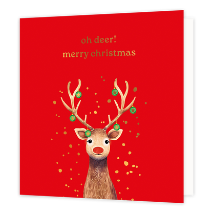 Oh deer! Merry christmas - Formaat: Normaal - Vorm: Vierkant - Kerstkaart - Op deze wenskaart staat een aandoenlijke illustratie van een rendier met een rode neus, wiens gewei feestelijk is versierd met kleine groene kerstballen met gouden sterren. Het rendier is afgebeeld tegen een helderrode achtergrond en wordt omringd door vrolijke goudkleurige stipjes. Bovenaan de kaart staat de grappige woordspeling "oh deer! merry christmas" geschreven in elegante gouden letters. - Snelwenskaart