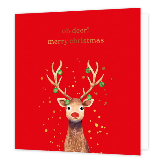Op deze wenskaart staat een aandoenlijke illustratie van een rendier met een rode neus, wiens gewei feestelijk is versierd met kleine groene kerstballen met gouden sterren. Het rendier is afgebeeld tegen een helderrode achtergrond en wordt omringd door vrolijke goudkleurige stipjes. Bovenaan de kaart staat de grappige woordspeling "oh deer! merry christmas" geschreven in elegante gouden letters.