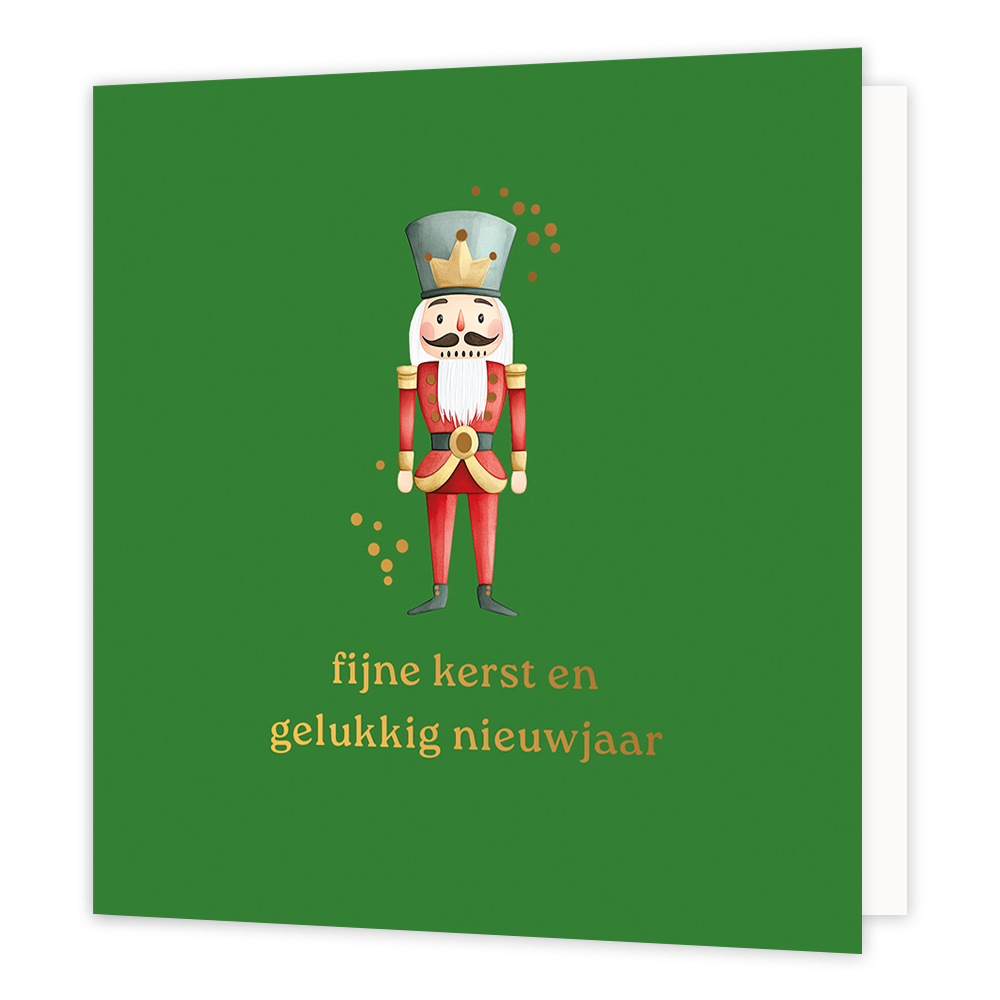 Fijne kerst en gelukkig nieuwjaar - Formaat: Normaal - Vorm: Vierkant - Kerstkaart - Op deze wenskaart staat een klassieke illustratie van een notenkraker in een traditioneel rood uniform met goudkleurige accenten en een grijze hoed met een kroontje. De notenkraker wordt omringd door subtiele, goudkleurige stipjes tegen een diepgroene achtergrond. Onderaan de kaart staat in elegante gouden letters de wens "fijne kerst en gelukkig nieuwjaar". - Snelwenskaart