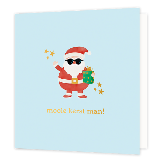Op deze wenskaart staat een grappige illustratie van een 'coole' kerstman die een zonnebril draagt tegen een lichtblauwe achtergrond. Hij heeft een groen cadeautje in zijn hand en wordt geflankeerd door fonkelende gouden sterretjes. Onderaan de kaart staat in goudkleurige letters de tekst "mooie kerst man!".