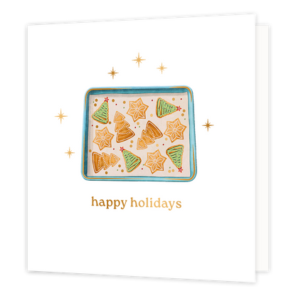 Happy holidays - Formaat: Normaal - Vorm: Vierkant - Kerstkaart - Op deze wenskaart staat een sfeervolle illustratie van een bakplaat vol met feestelijk versierde kerstkoekjes, waaronder kerstboompjes en sterren. De bakplaat is omringd door fonkelende goudkleurige sterretjes tegen een heldere, witte achtergrond. Onderaan de kaart staat in elegante gouden letters de wens "happy holidays". - Snelwenskaart