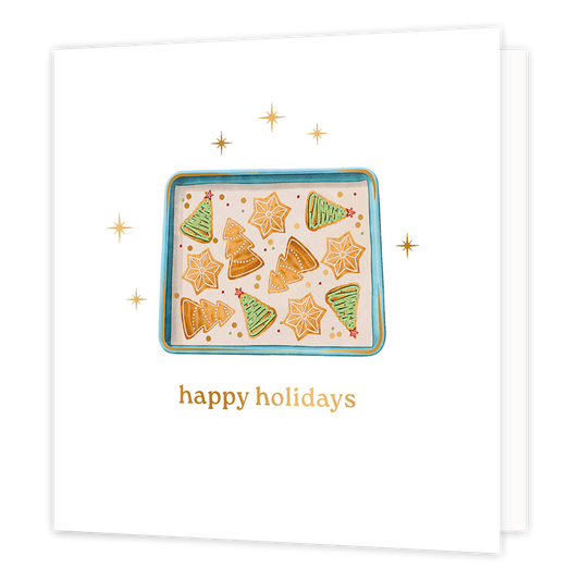 Happy holidays - Formaat: Normaal - Vorm: Vierkant - Kerstkaart - Op deze wenskaart staat een sfeervolle illustratie van een bakplaat vol met feestelijk versierde kerstkoekjes, waaronder kerstboompjes en sterren. De bakplaat is omringd door fonkelende goudkleurige sterretjes tegen een heldere, witte achtergrond. Onderaan de kaart staat in elegante gouden letters de wens "happy holidays". - Snelwenskaart