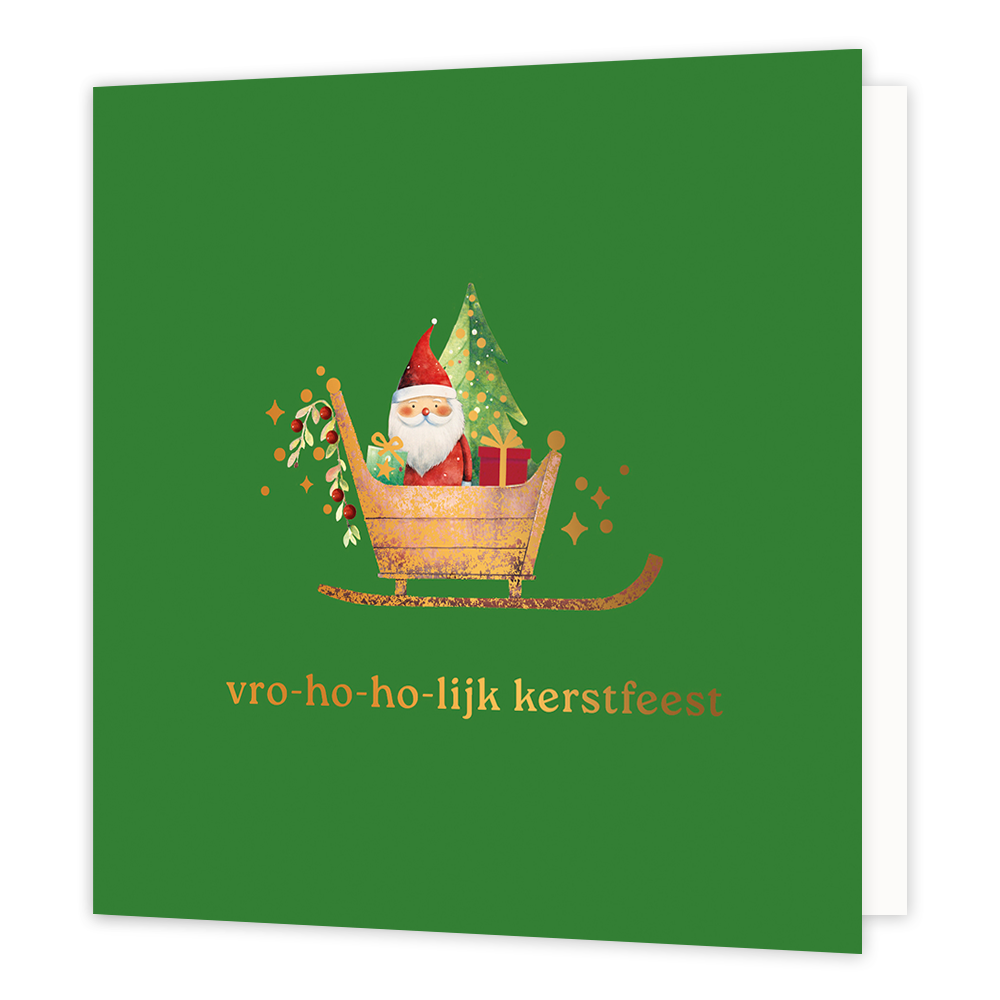 Vro-ho-ho-lijk kerstfeest - Formaat: Normaal - Vorm: Vierkant - Kerstkaart - Op deze wenskaart staat een aandoenlijke illustratie van de kerstman in een goudkleurige slee, vergezeld door een kerstboom en kleurrijke cadeautjes. De slee is versierd met een winters takje met rode bessen en wordt omringd door fonkelende gouden sterretjes en stipjes, afgebeeld tegen een frisgroene achtergrond. Onderaan de kaart staat in elegante gouden letters de tekst "vro-ho-ho-lijk kerstfeest". - Snelwenskaart