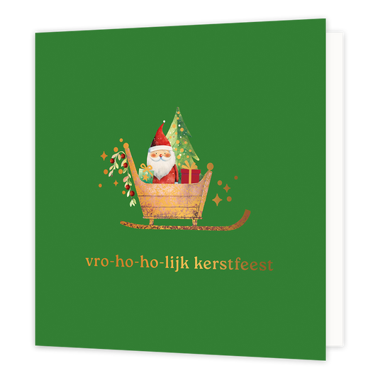 Op deze wenskaart staat een aandoenlijke illustratie van de kerstman in een goudkleurige slee, vergezeld door een kerstboom en kleurrijke cadeautjes. De slee is versierd met een winters takje met rode bessen en wordt omringd door fonkelende gouden sterretjes en stipjes, afgebeeld tegen een frisgroene achtergrond. Onderaan de kaart staat in elegante gouden letters de tekst "vro-ho-ho-lijk kerstfeest".