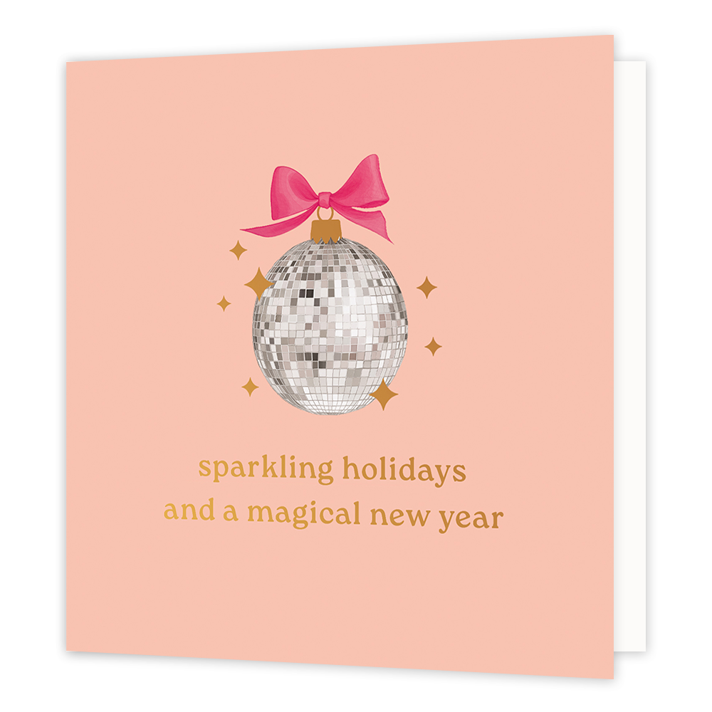Sparkling holidays and a magical new year - Formaat: Normaal - Vorm: Vierkant - Kerstkaart - Op deze wenskaart staat een feestelijke illustratie van een discobal, die als een kerstbal is vormgegeven met een goudkleurig kroontje en een vrolijke roze strik. De discobal wordt omringd door fonkelende goudkleurige sterretjes tegen een zachte, zalmroze achtergrond. Onderaan de kaart staat in elegante goudkleurige letters de tekst "sparkling holidays and a magical new year". - Snelwenskaart