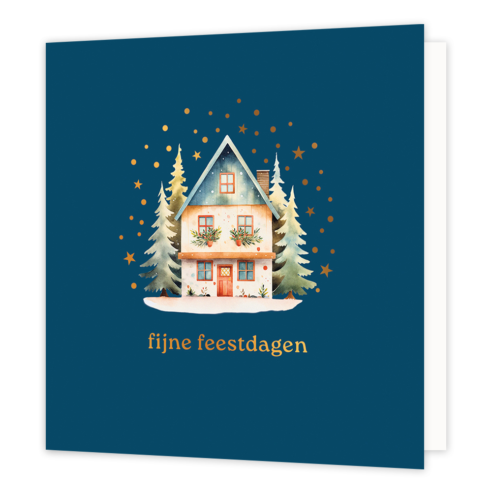 Fijne feestdagen - Formaat: Normaal - Vorm: Vierkant - Kerstkaart - Op deze wenskaart staat een sfeervolle aquarel-illustratie van een gezellig huisje in een winters bos, afgebeeld tegen een diepblauwe achtergrond. Het huisje is omringd door besneeuwde dennenbomen en wordt overspoeld door een regen van fonkelende goudkleurige sterretjes en stipjes. Onderaan de kaart staat in elegante gouden letters de wens "fijne feestdagen". - Snelwenskaart