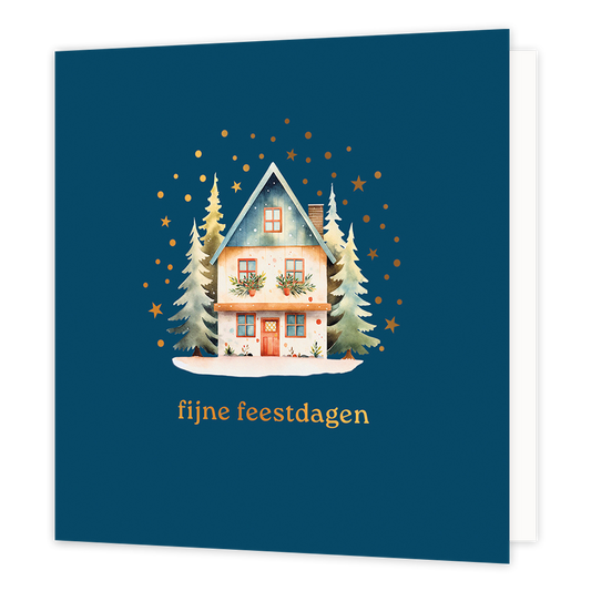 Op deze wenskaart staat een sfeervolle aquarel-illustratie van een gezellig huisje in een winters bos, afgebeeld tegen een diepblauwe achtergrond. Het huisje is omringd door besneeuwde dennenbomen en wordt overspoeld door een regen van fonkelende goudkleurige sterretjes en stipjes. Onderaan de kaart staat in elegante gouden letters de wens "fijne feestdagen".