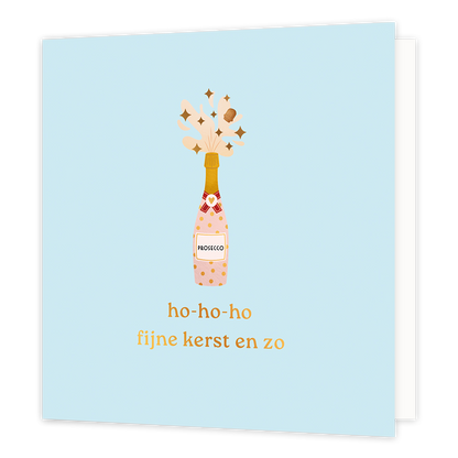 Ho-ho-ho fijne kerst en zo - Formaat: Normaal - Vorm: Vierkant - Kerstkaart - Op deze wenskaart staat een feestelijke illustratie van een ontpoppende fles prosecco tegen een zachtblauwe achtergrond. Uit de roze fles met gouden stippen spuit een bruisende drank omhoog, versierd met fonkelende gouden sterretjes en de kurk die de lucht in vliegt. Onderaan de kaart staat in goudkleurige letters de informele en vrolijke wens "ho-ho-ho fijne kerst en zo". - Snelwenskaart